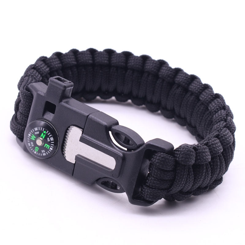 Multifunctional paracord bracelet