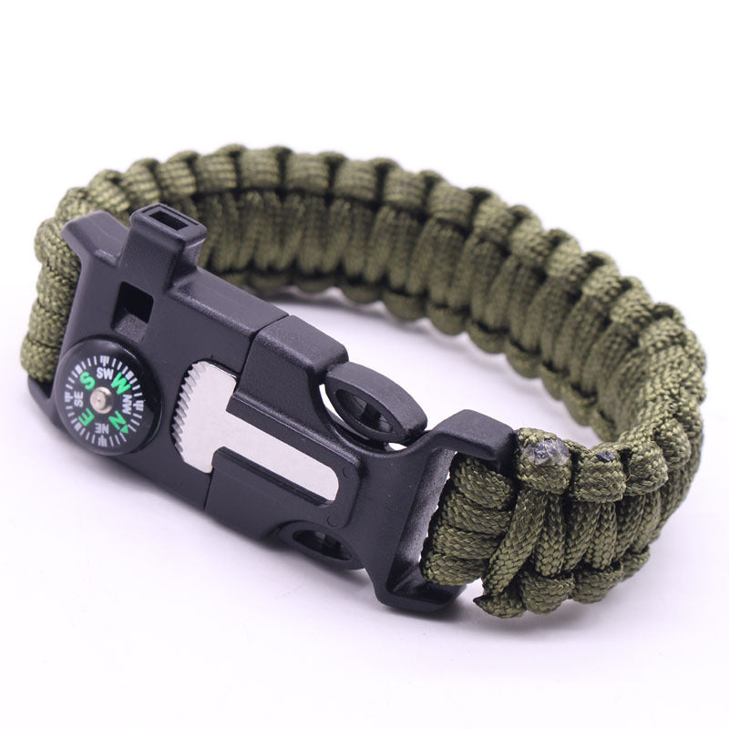 Multifunctional paracord bracelet