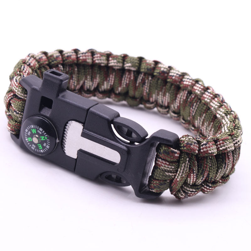 Multifunctional paracord bracelet