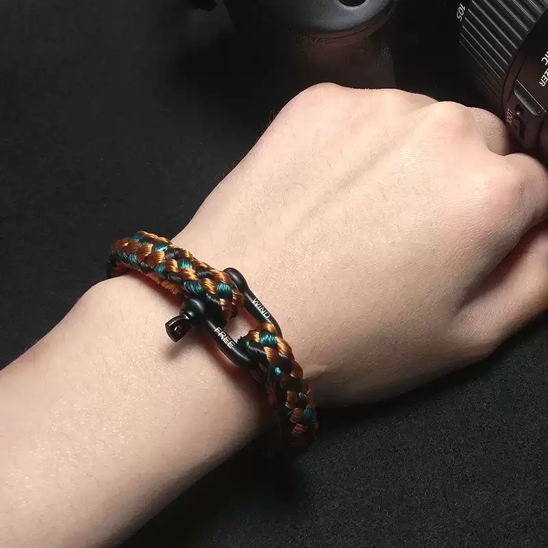 Hand-woven paracord men's bracelet