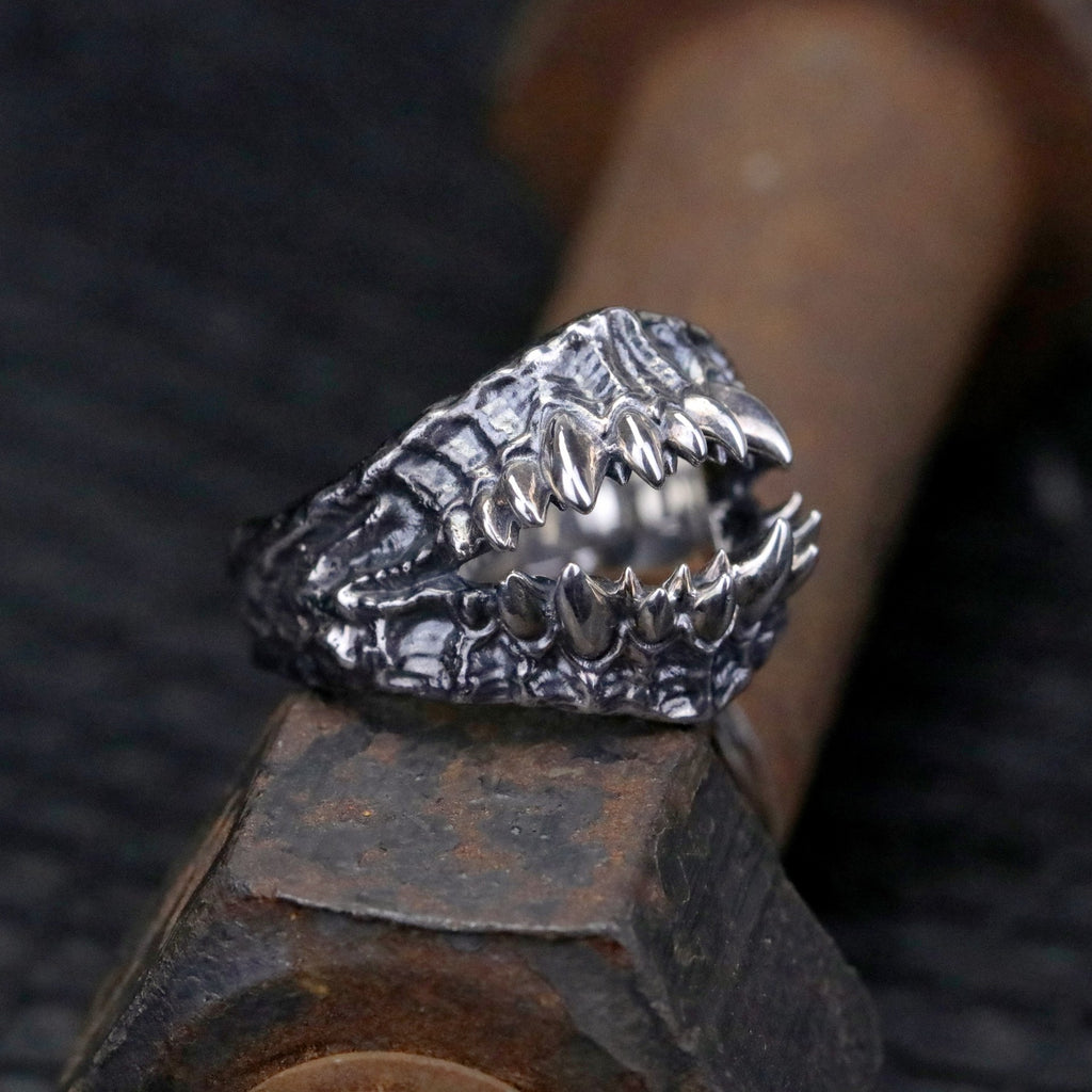 Retro pointed-tooth ring