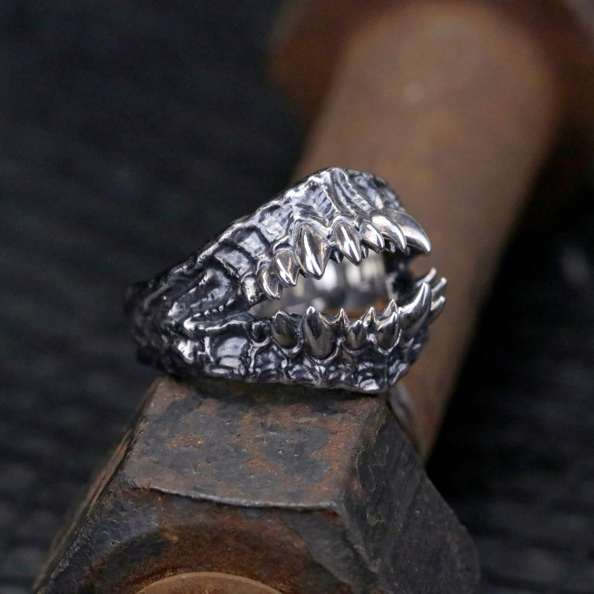 Retro pointed-tooth ring