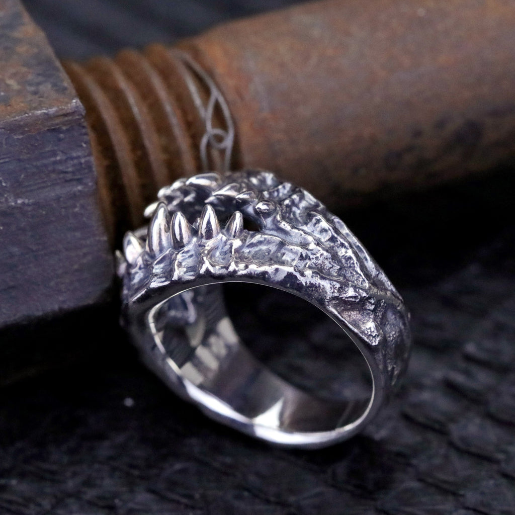 Retro pointed-tooth ring