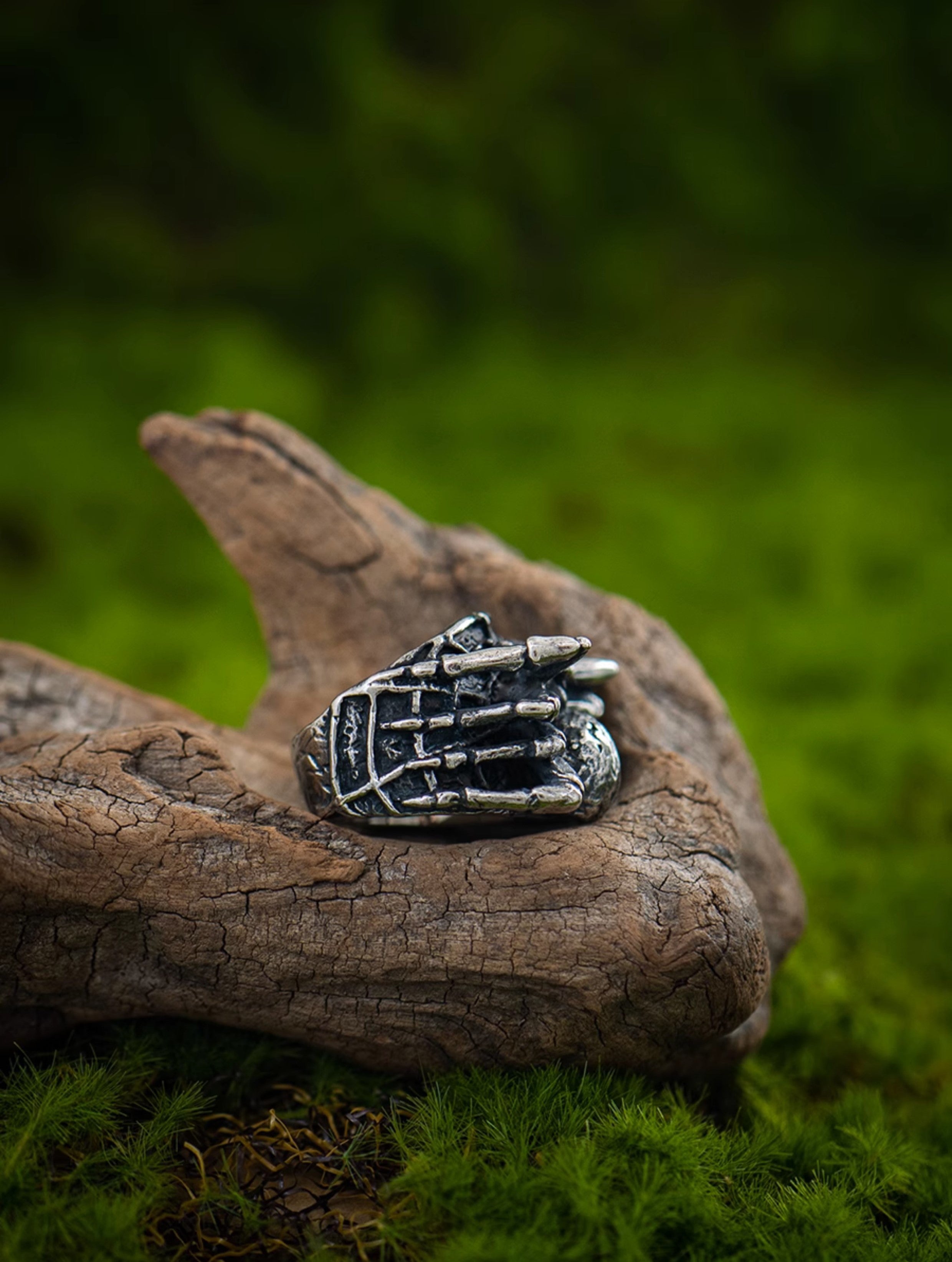 Giant spider ring